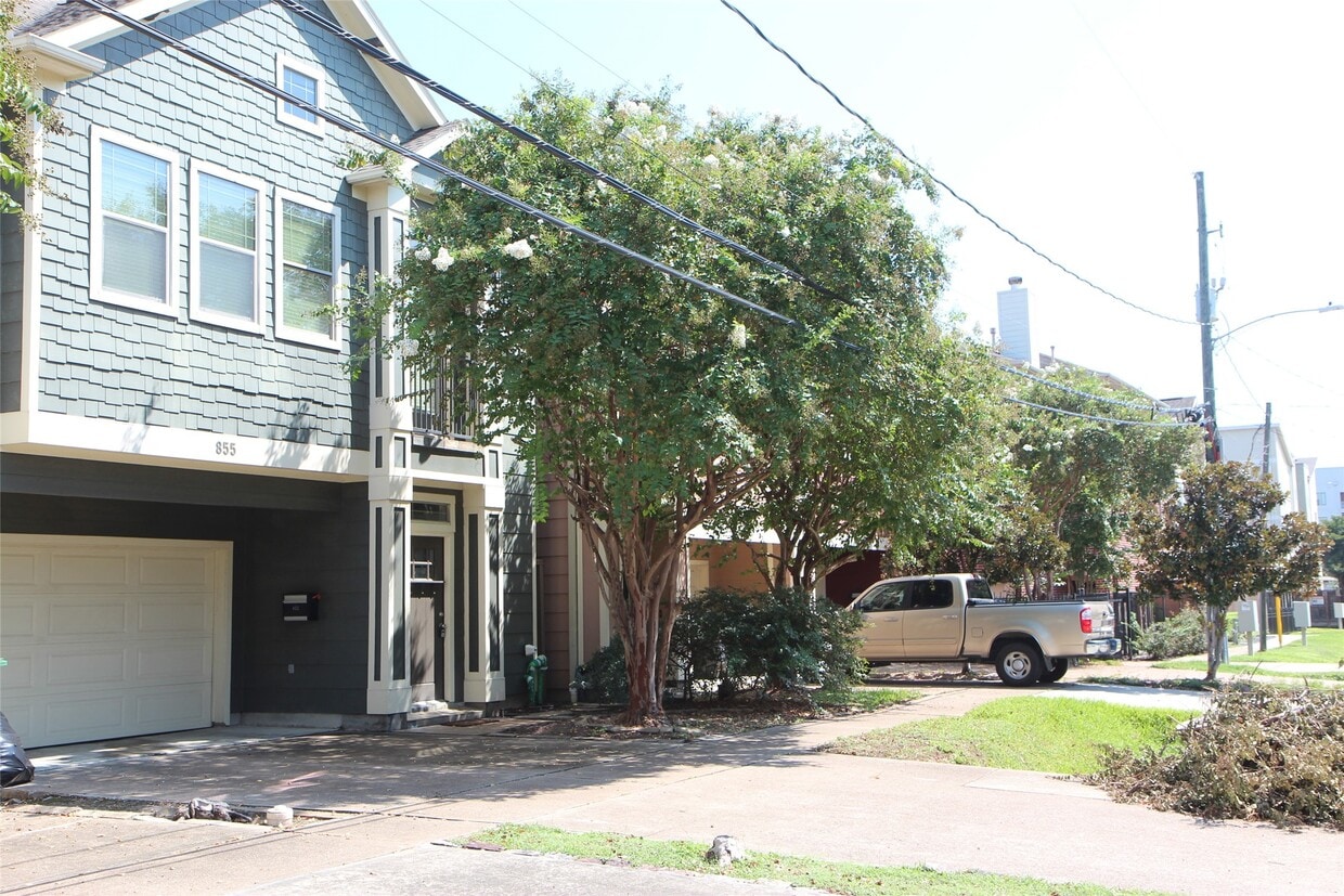 Primary Photo - 855 W 25th St