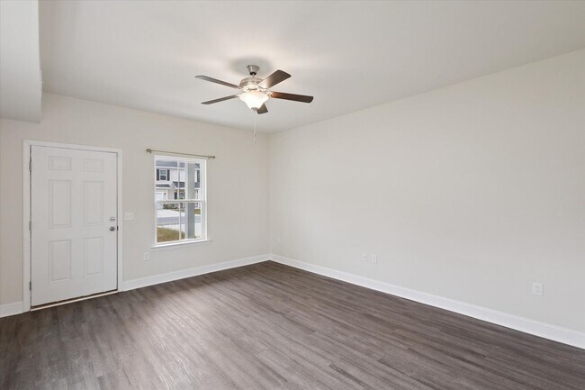 Foto del edificio - AVAILABLE NOW (Small Pets Only)