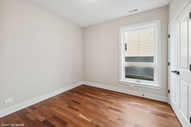 Building Photo - 2106 N Laramie Ave
