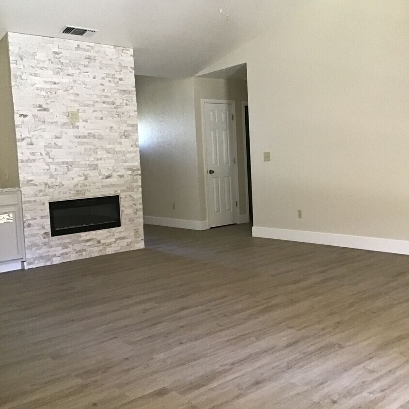 Primary Photo - Beautiful Home - Newly Remodeled