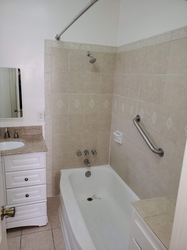 Ducha y bañera en el baño - 4553 1/2 Kingswell Ave