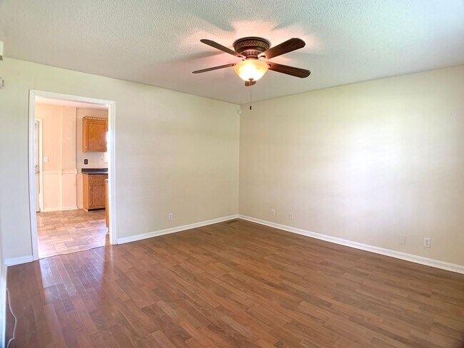 Building Photo - 605 Millie Dr