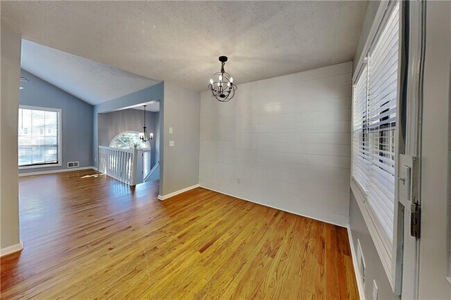 Building Photo - 4304 Falcon Crest Dr