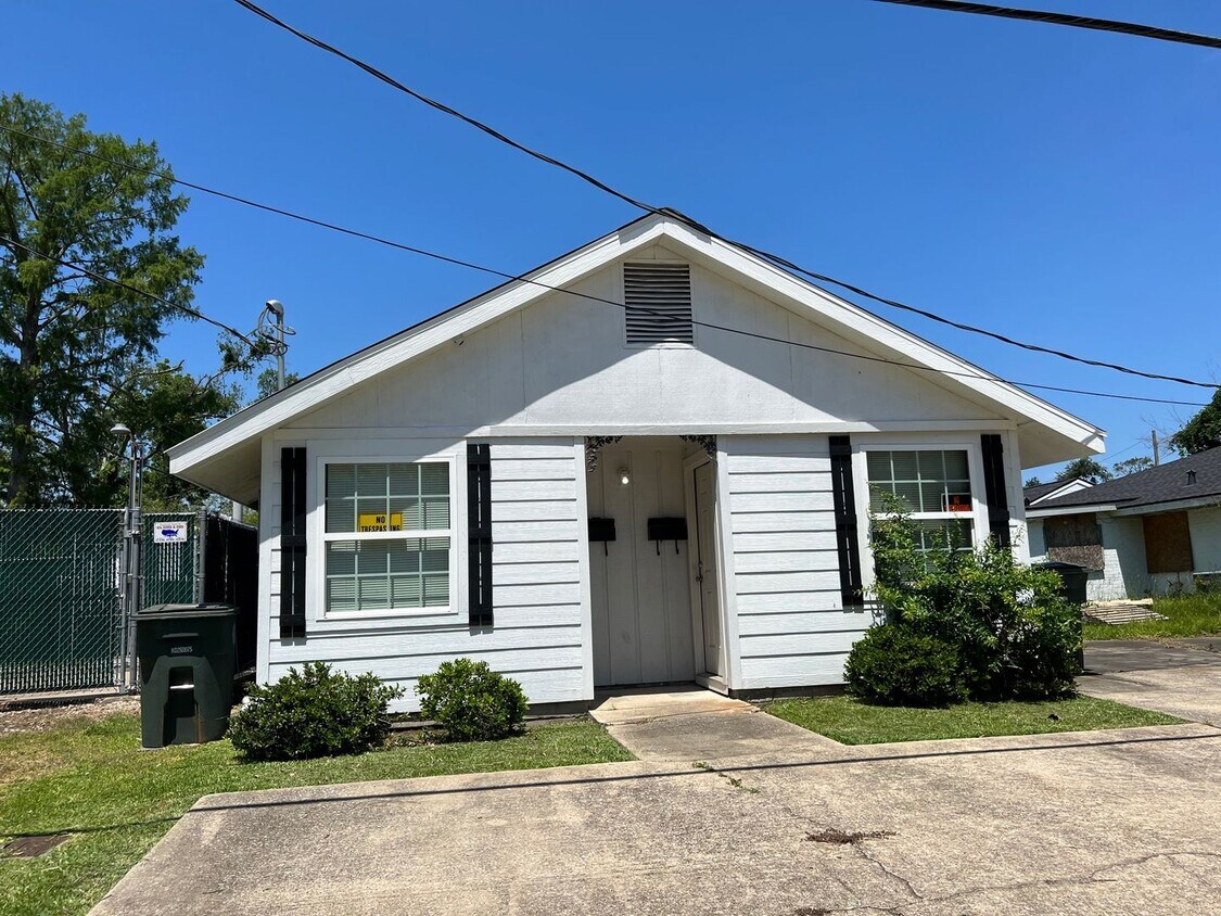 East School Street Duplex Apartment for Rent in Lake Charles, LA