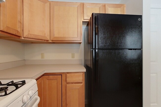 Building Photo - 661 South Rd