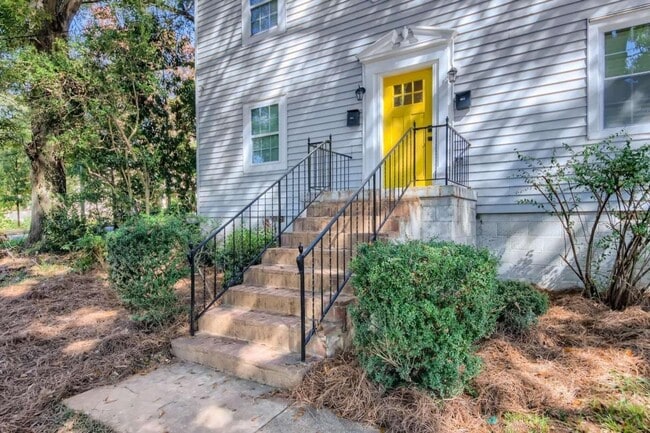 Building Photo - 402 S Columbia Dr