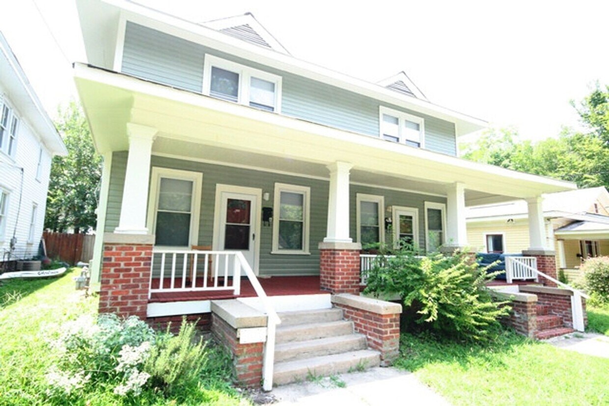 Foto principal - Spacious Duplex Unit Near Duke and Downtown / All Appliances and Fenced Backyard