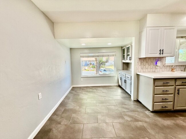 Building Photo - Great home available NOW