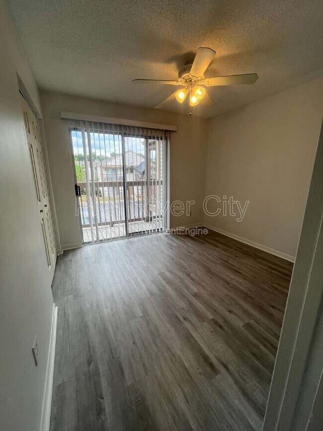 Foto del edificio - 2300 Twelve Oaks Dr