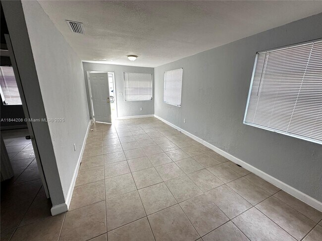 Foto del edificio - 1330 NE 111th St