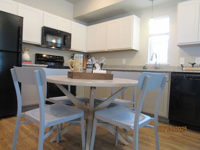 Interior Photo - Clover On Cascade