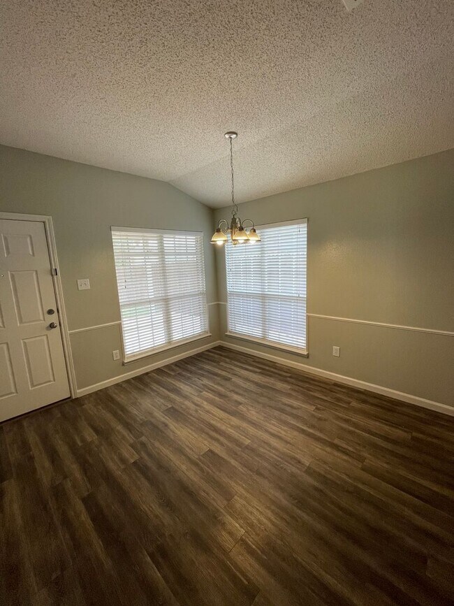 Building Photo - Beautiful well kept 3/2 located in South L...
