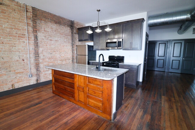 Building Photo - 2611 Short Vine St