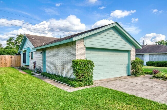 Building Photo - 22118 Meadowhill Dr