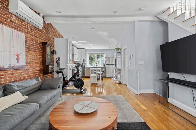 Foto del edificio - 665 E 5th St