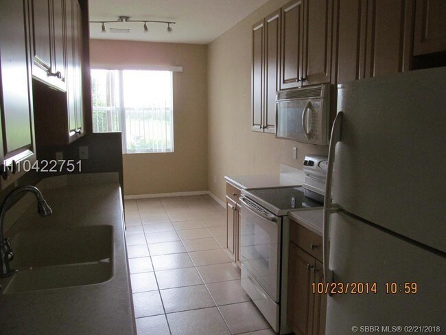 Building Photo - 911 Seminole Palms Dr