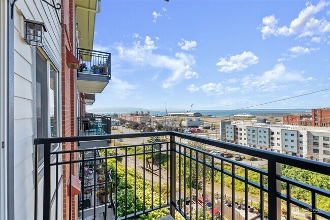 Foto del edificio - 1015 Railroad Ave