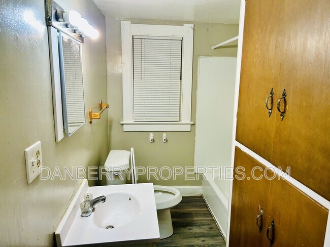 Foto del edificio - 457 Parker Ave