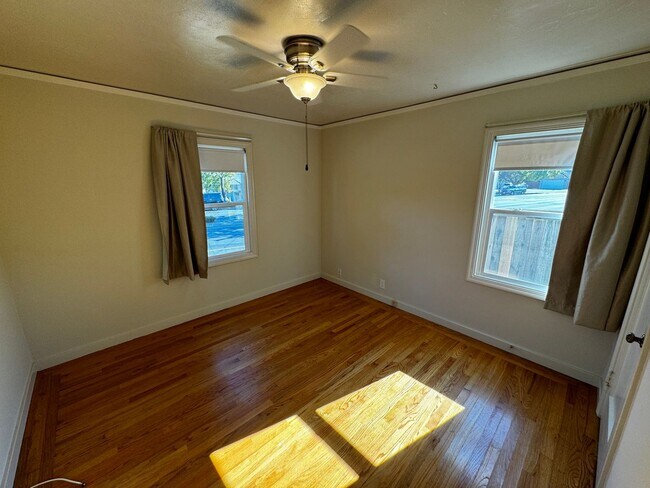 Building Photo - Attractive 2BR/1BA Home on Jefferson Stree...
