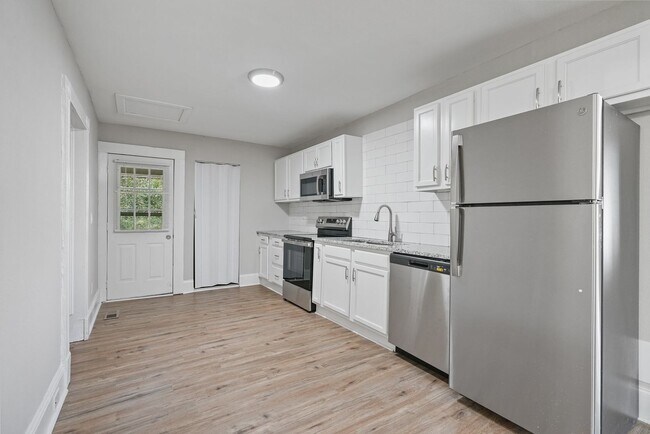 Foto del edificio - Totally Renovated 3bedroom/2 bathroom home...