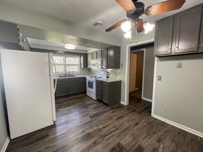 Building Photo - Three Bedroom Home in Gobles