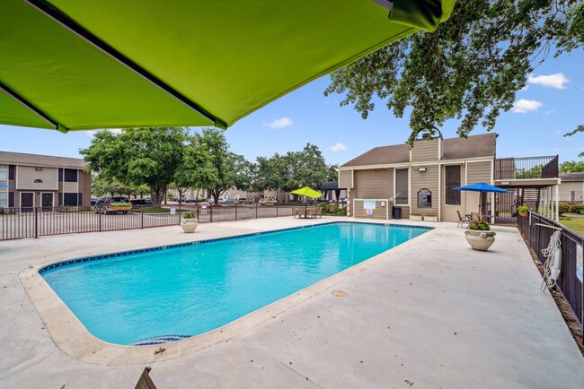 Building Photo - Royal Oaks of Pearland