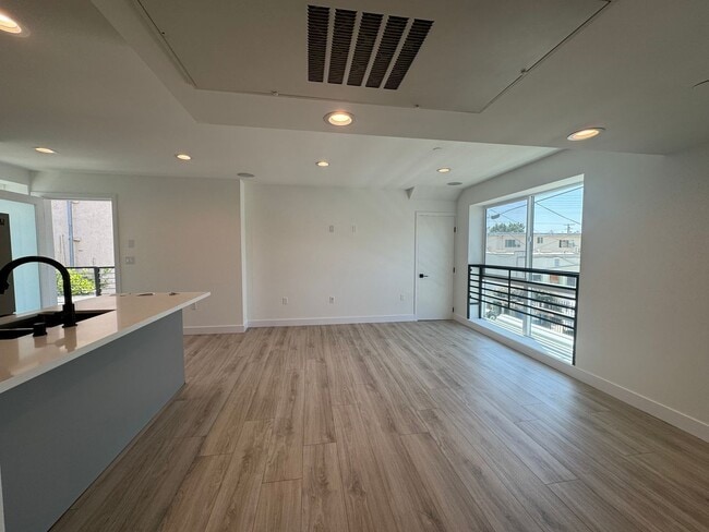 Building Photo - 1127 N Virgil Ave