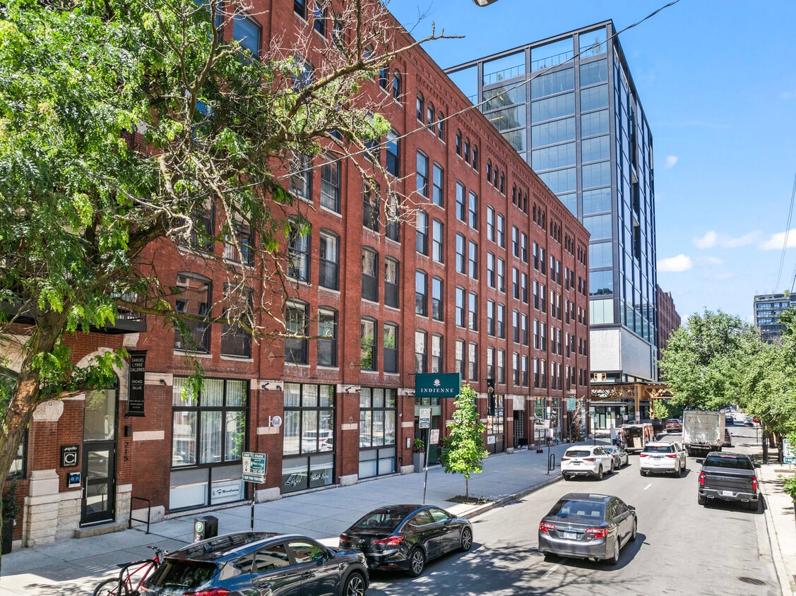 Primary Photo - 225 W Huron St