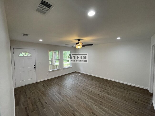 Building Photo - Beautiful 3 Bedroom 2 Bath Home!