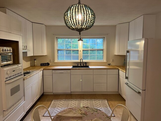 Building Photo - 250 Edgewood Dr