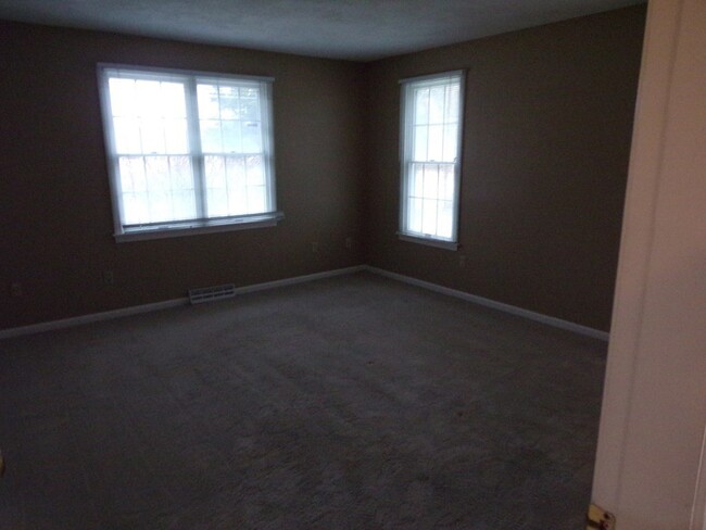 Building Photo - 37 Fairway View Ln