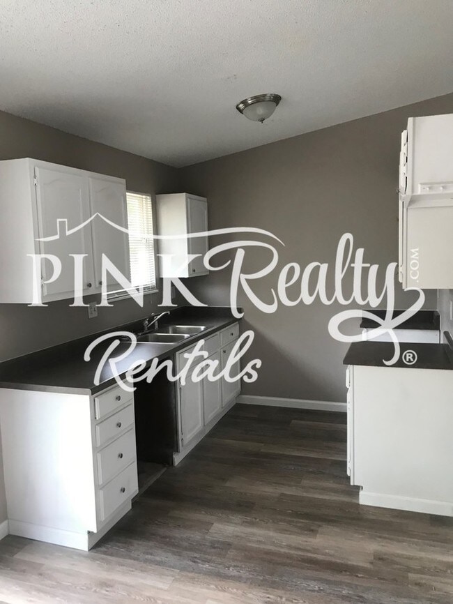 Building Photo - Recently Upgraded Tri-Level Home