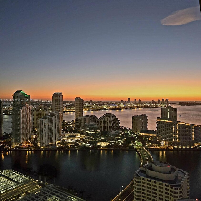 Primary Photo - 950 Brickell Bay Dr