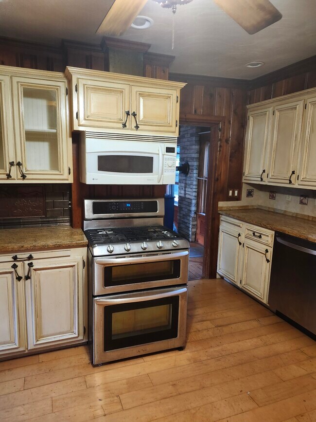 kitchen - 323 Village St