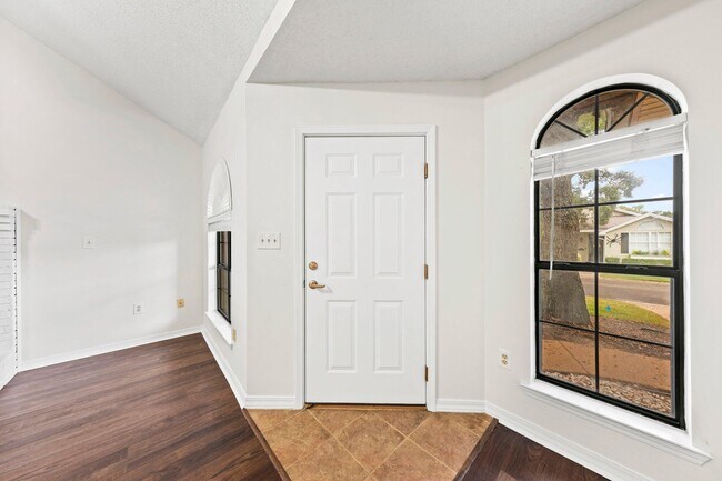 Foto del edificio - 236 Parkwood Cir