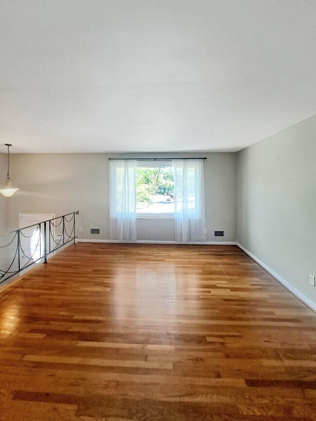 Foto del edificio - Coming Soon! Attractive Mid Century Modern...