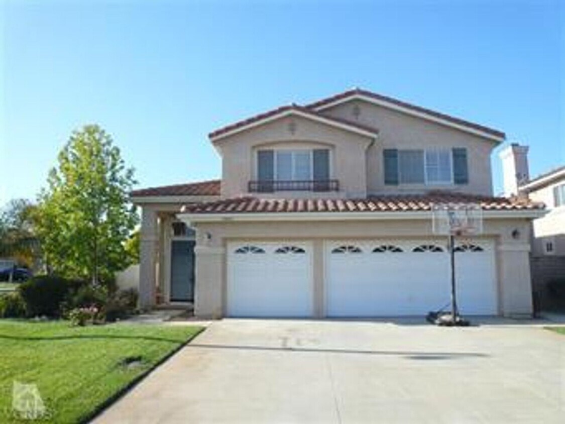 Foto principal - Welcome to this spacious two-story four-be...