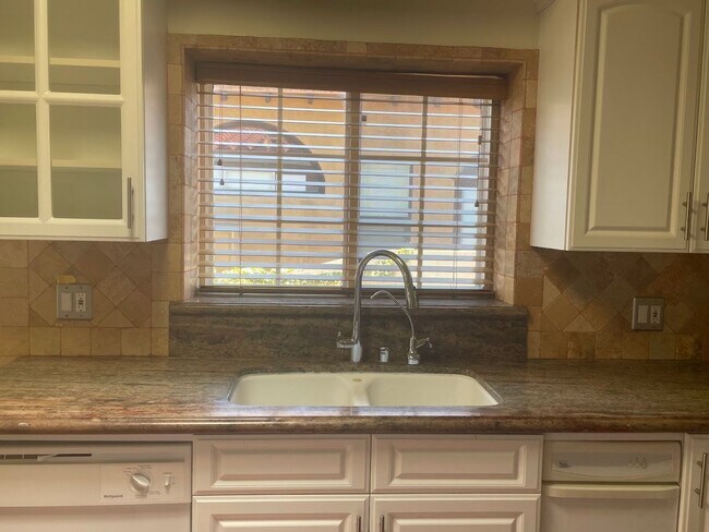 Foto del edificio - Bright  3bed/2bath single family home with...