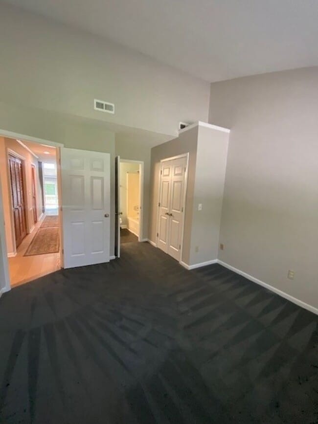 Building Photo - Welcome to this stunning 2-bedroom, 2-bath...