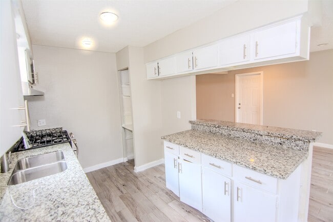 Foto del edificio - 11731 McLain Blvd