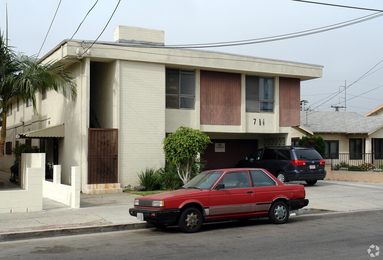 Building Photo - 711 Fir Ave