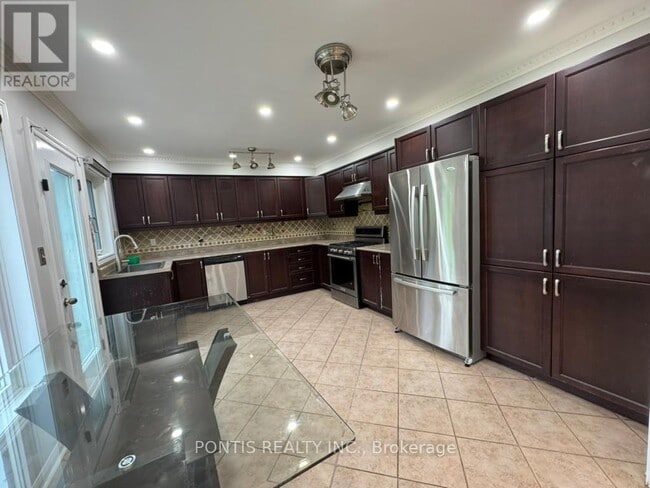 Building Photo - 72 Rowland St