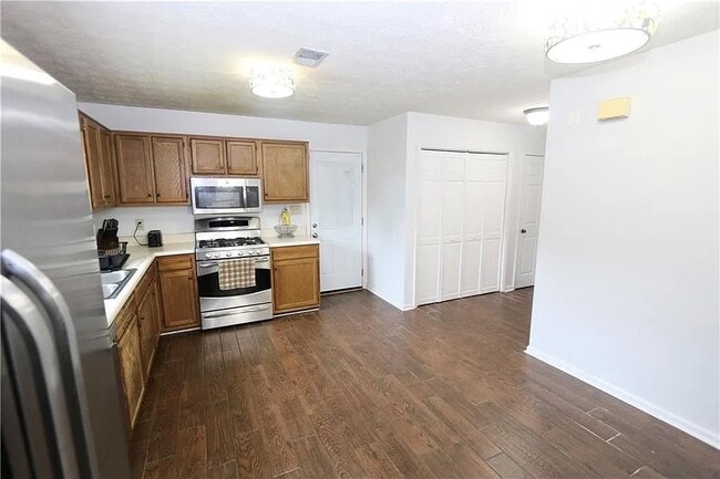 Building Photo - 3132 Robindale Rd