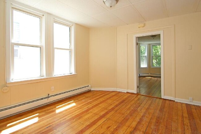 Building Photo - 114 Everett St