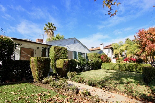Building Photo - 3 bedroom in Encino CA 91436