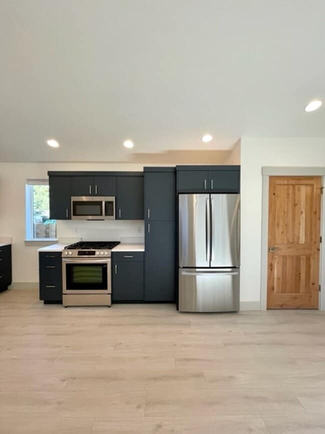 Building Photo - Hartford Duplex - 01355-HART-00