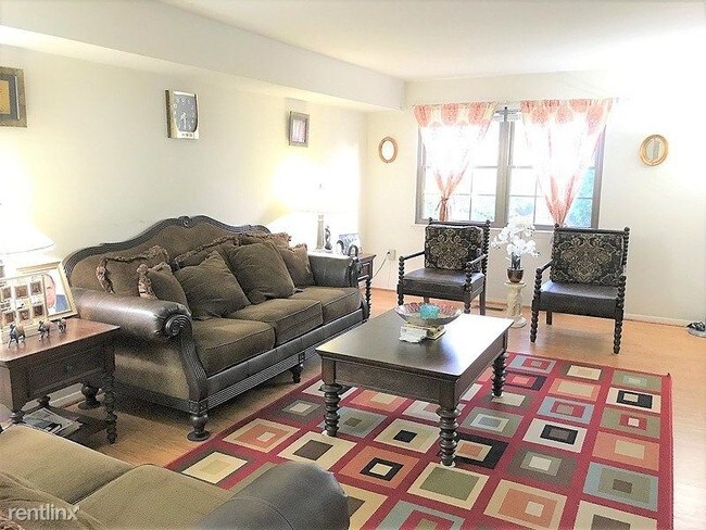 Foto del edificio - 742 Wilton Farm Dr