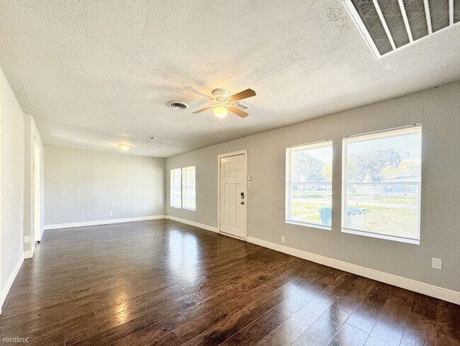 Building Photo - 4 br, 1 bath House - 1502 Hankamer Ave