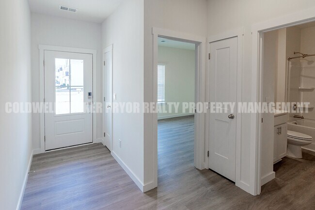 Foto del edificio - 7492 Bendire Lp