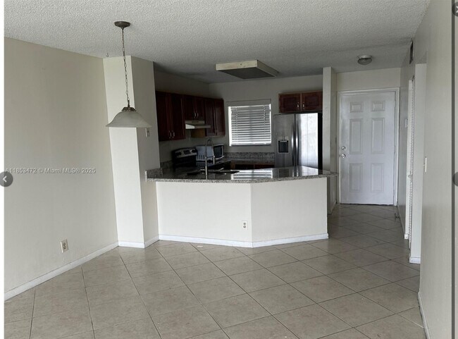 Foto del edificio - 8710 N Sherman Cir